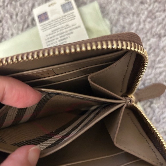 Burberry leather zipper wallet - Picture 3 of 4